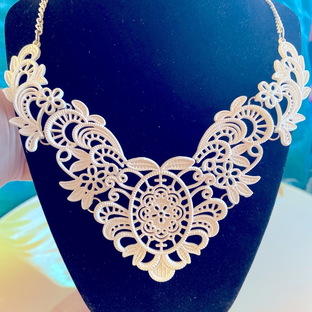 WHITE METAL LACE STYLE NECKLACE